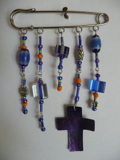 Broche croix bleue