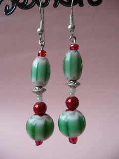 Boucles d'oreilles rouges et vertes