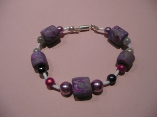 Bracelet en perles et fimo violet