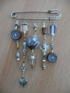 Broche marron et bleue