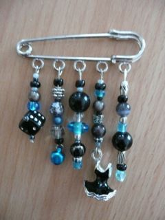 Broche noire et bleue