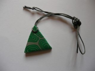 Collier triangle en fimo vert et gris