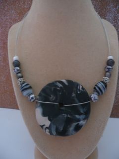 Collier grosse perle plate en fimo et perles en verre noires