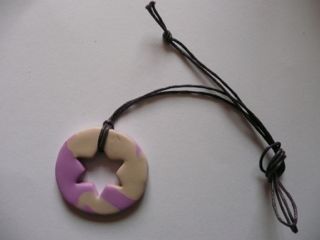 Collier rond en fimo parme et beige