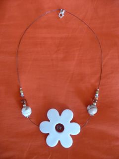 Collier fleur blanche
