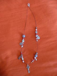 Collier perles en verre gris et rouge