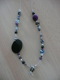 Long collier noir et violet