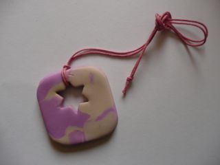 Collier carrée en fimo parme et beige