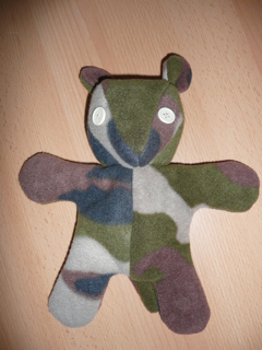 Ours en polaire motif camouflage