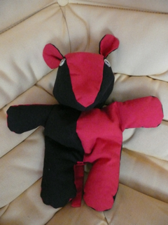 Ours en tissu rouge et noir